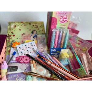 Box Surpresa de Papelaria Fofa | Kit Misterioso com Itens de Papelaria Criativa e Encantadora | Presente Perfeito para Volta às Aulas e Organização | Doce Rabisco (Tamanhos P, M, G e GG)